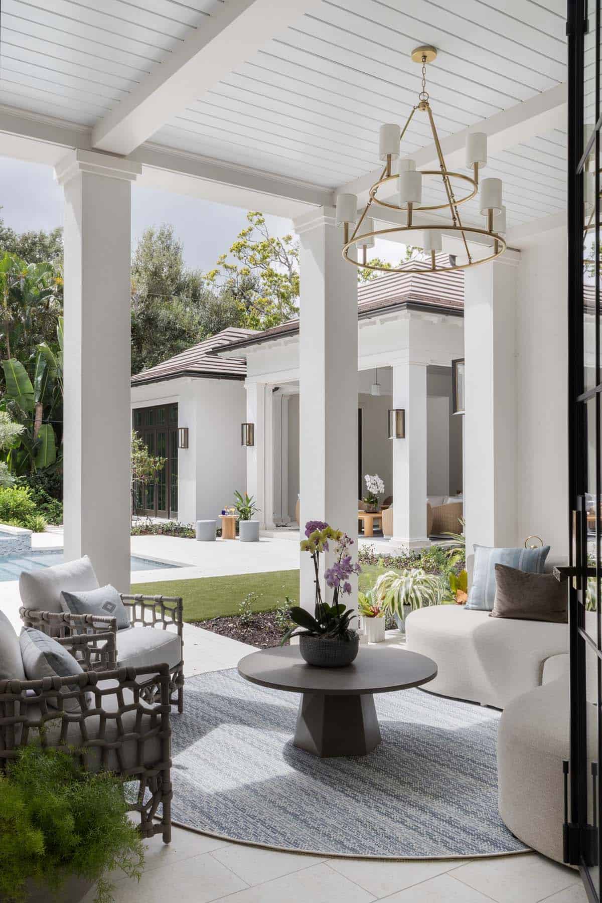 coastal style covered patio with outdoor furniture