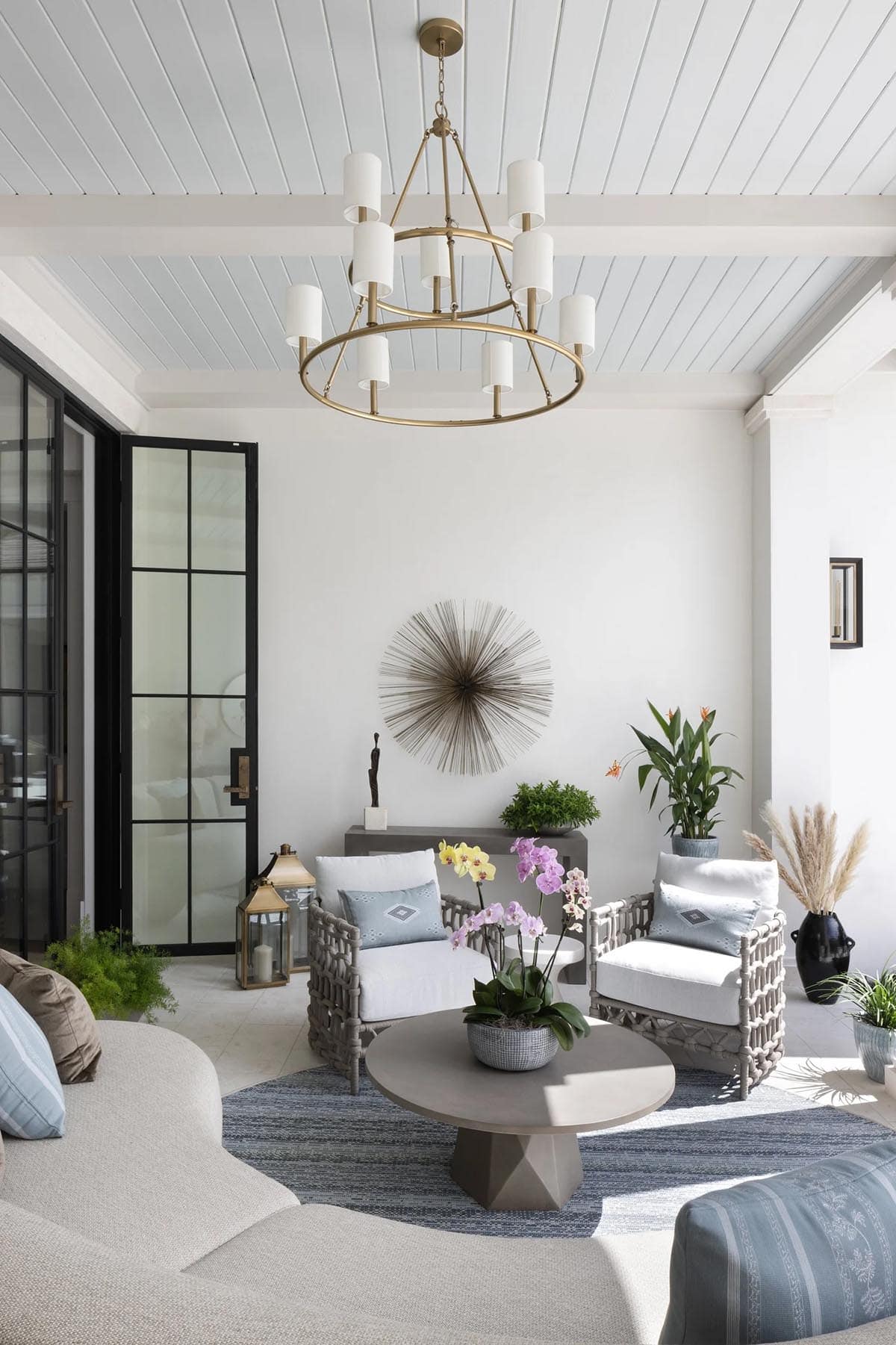 coastal style cvoered porch with outdoor furniture