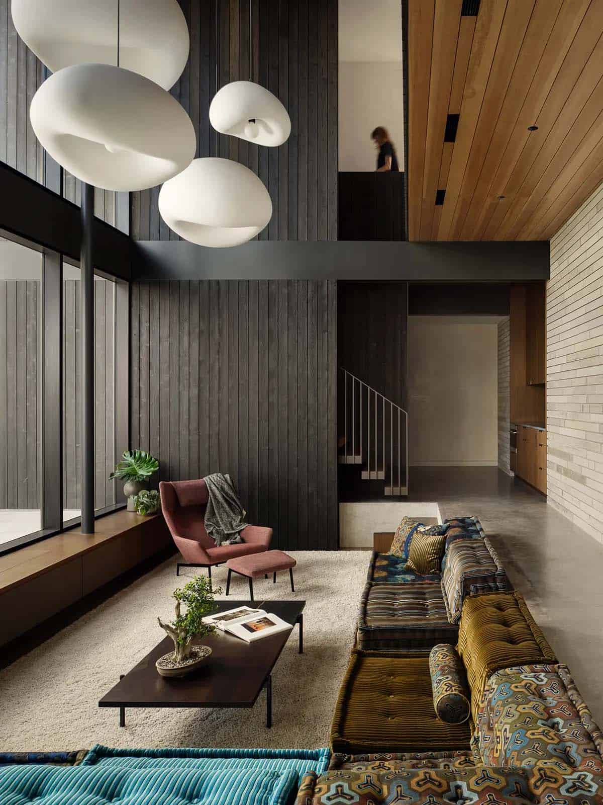 mdoern living room with pendant lights