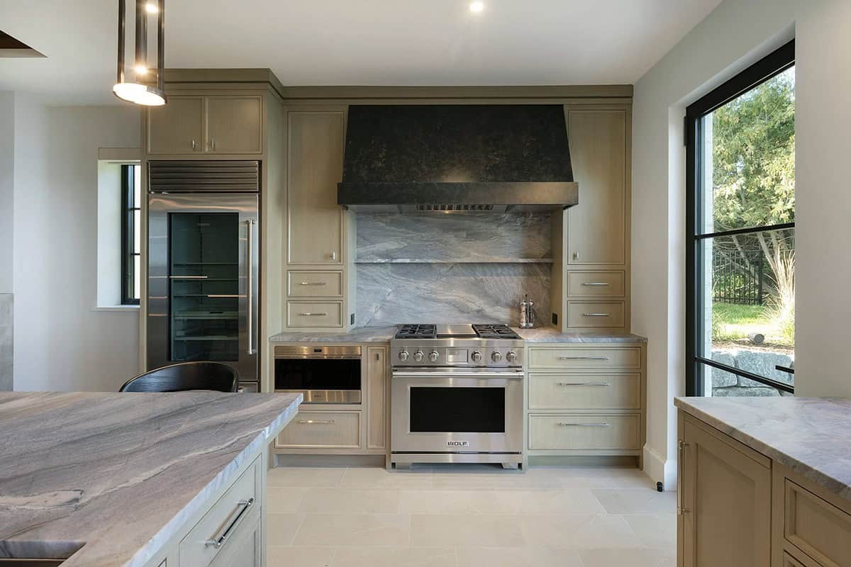 transitional style kitchen