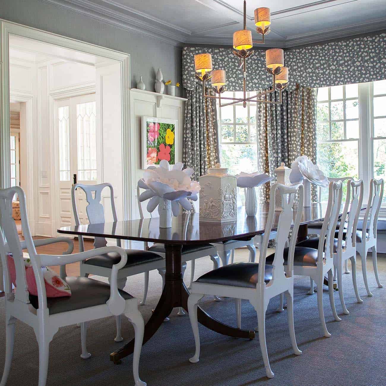 traditonal style dining room