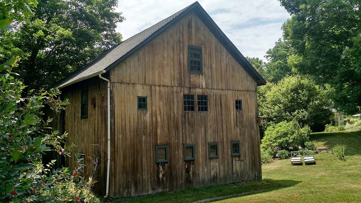 barn exterior before the renovation