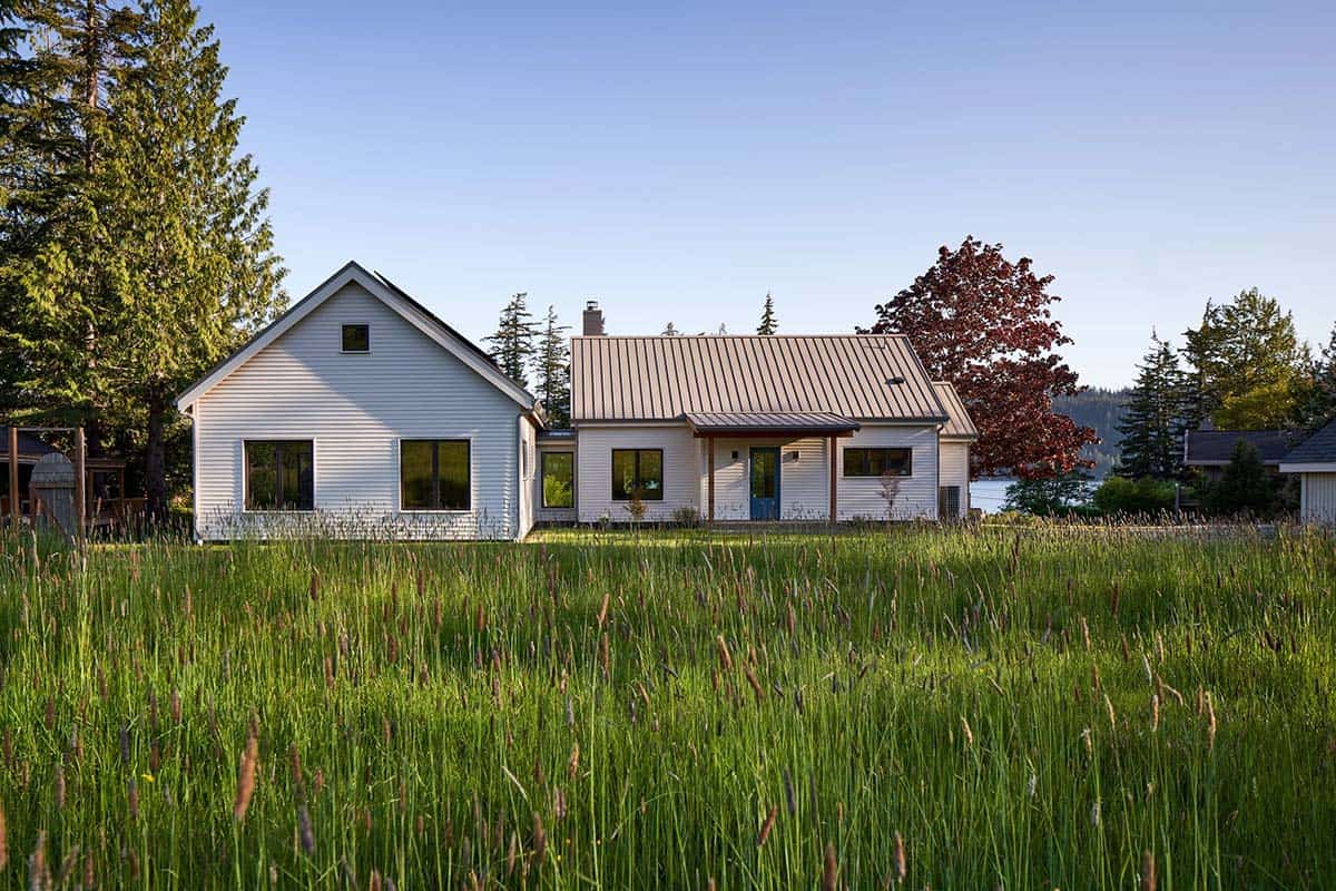 East-facing exterior view of the NorthShore Residence, a modern farmhouse in Bellingham, Washington designed by Jen Jones Architecture