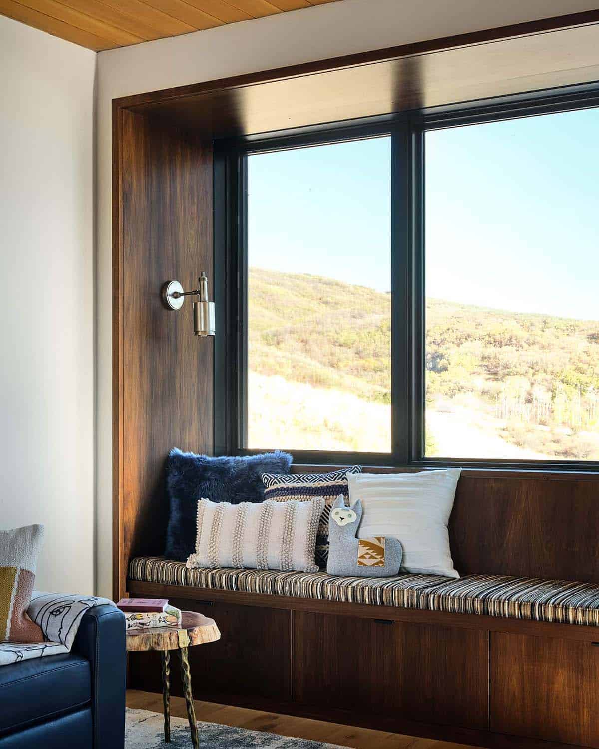 upper level seating area detail with cozy lounge and mountain views