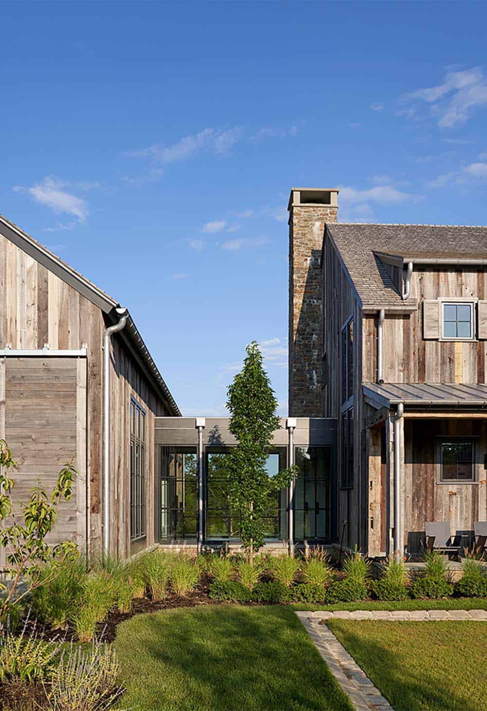 rustic modern barn house exterior
