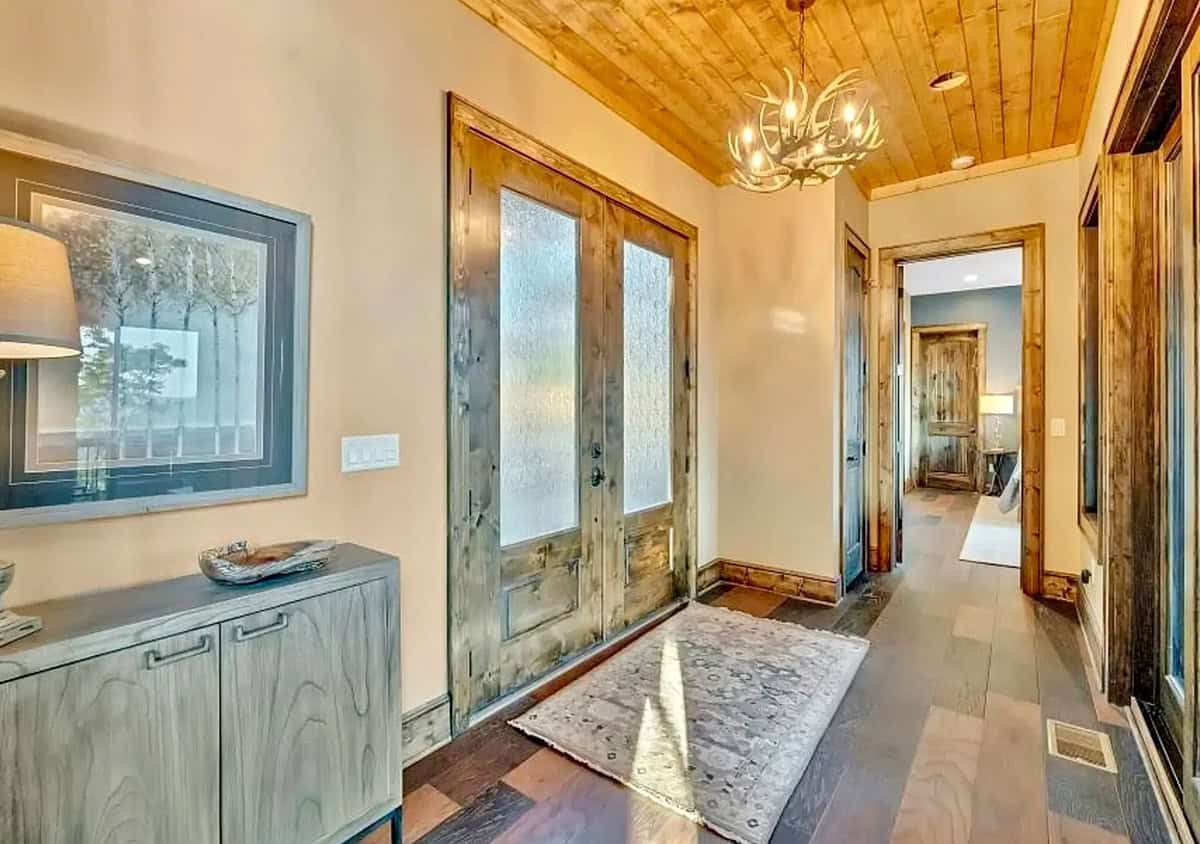 Craftsman-style mountain home entry