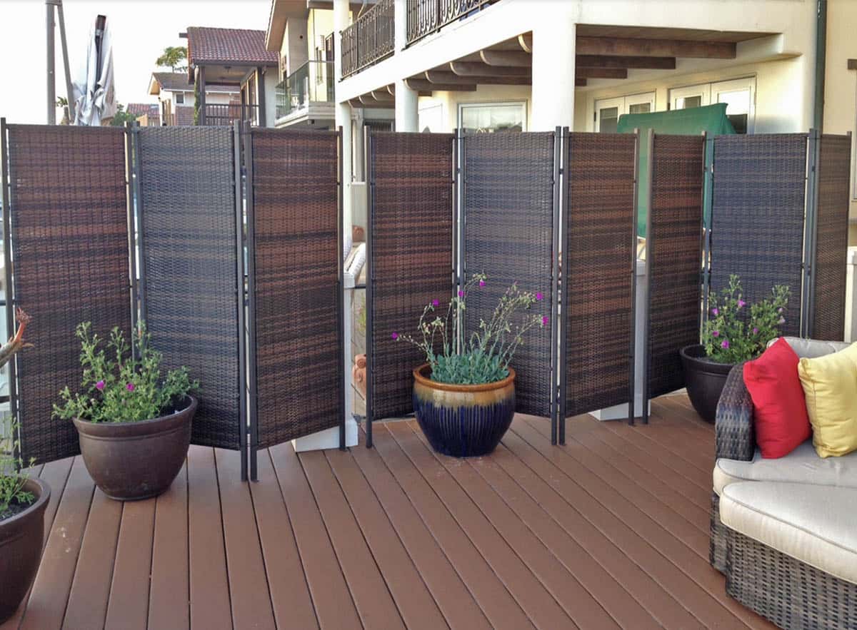 Portable folding patio privacy screens