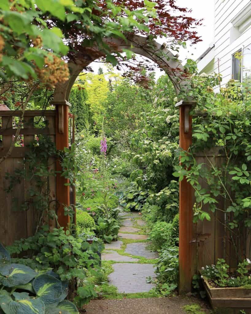 21 Creative Narrow Side Yard Ideas That Maximize Space in Your Landscape