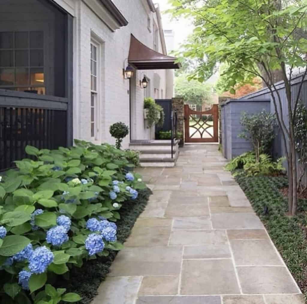 21 Creative Narrow Side Yard Ideas That Maximize Space in Your Landscape