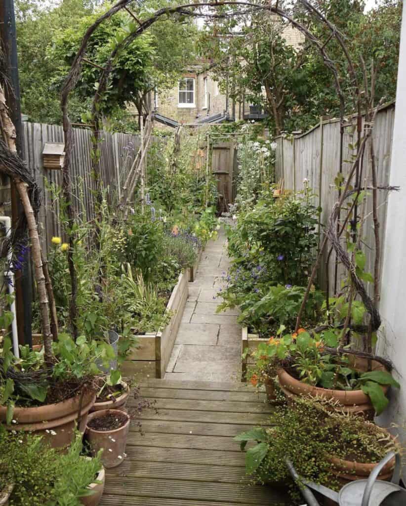 21 Creative Narrow Side Yard Ideas That Maximize Space in Your Landscape