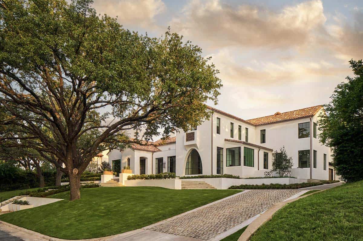Spanish Colonial Revival home in Texas with terracotta roof and motor court
