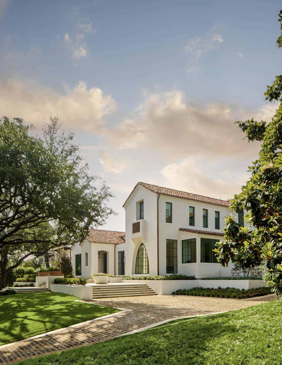Spanish Colonial Revival home in Texas with terracotta roof and motor court entry
