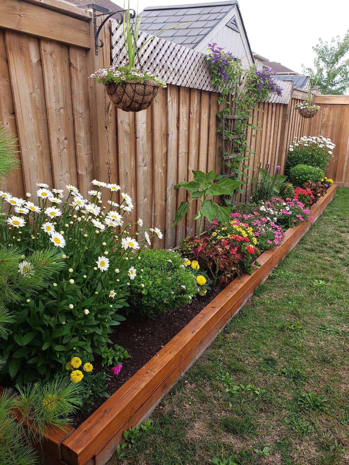 featured posts image for 23 Brilliant And Inspiring Backyard Fence Line Landscaping Ideas