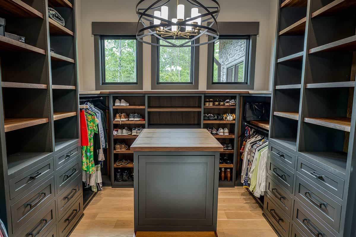 Walk-in closet with center island, built-in shelving, and shoe storage