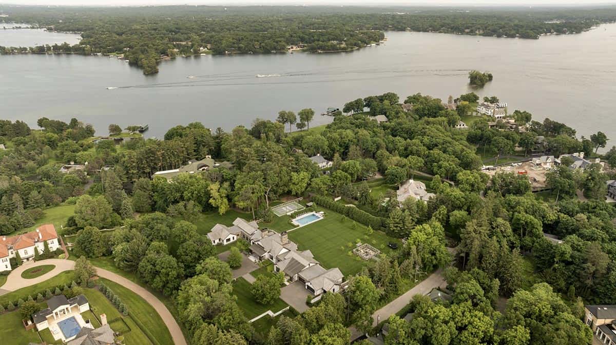 Aerial view of the property in relation to the lake and neighboring homes