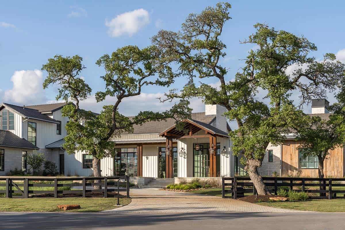 featured posts image for A stunning ranch style home surrounded by oak trees in Texas Hill Country