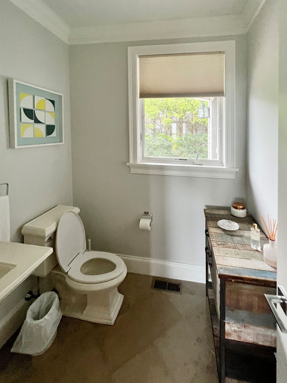 Powder room with pedestal toilet before renovation