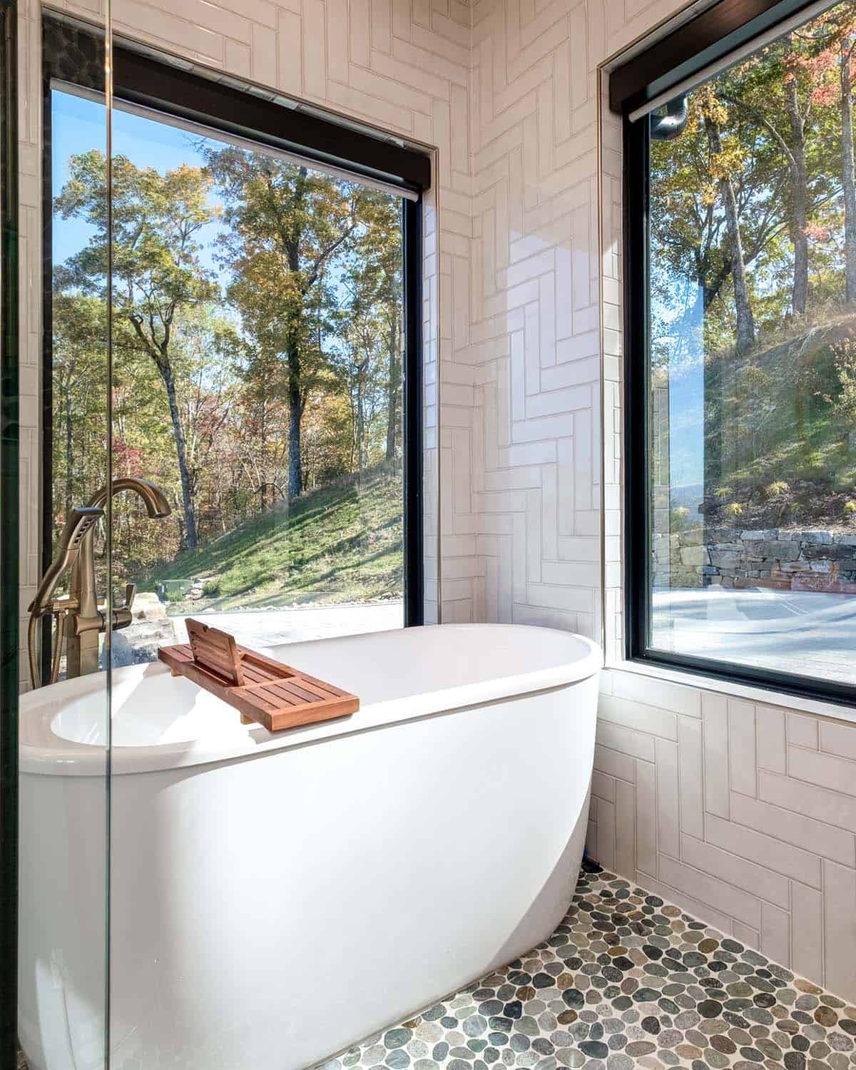 Freestanding soaking tub between two picture windows