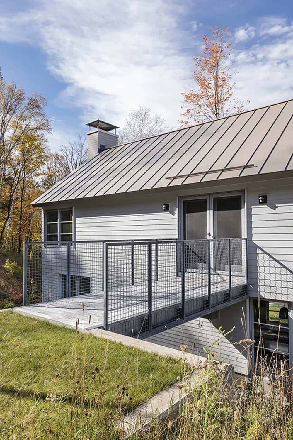 Steel mesh bridge connecting the house to the landscape
